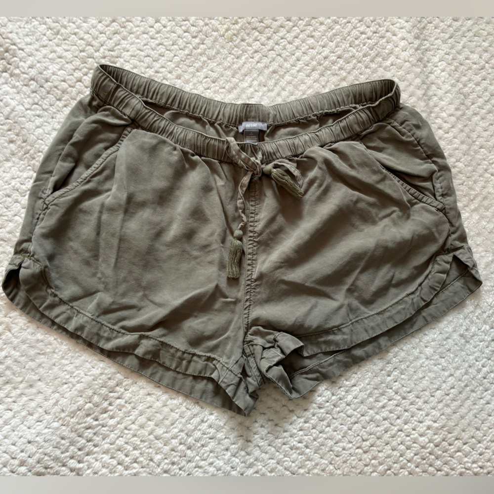 Aerie pull up 100% Lyocell Hunter Green shorts with pockets